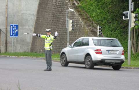 Dopravní policista Ota Uchytil obhájil prvenství v soutěži řízení provozu na křižovatce 
